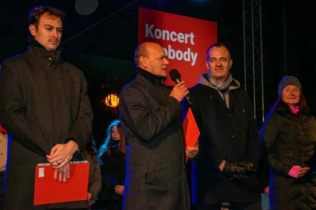 Řečníci na pódiu Koncertu svobody ve Zlíně.