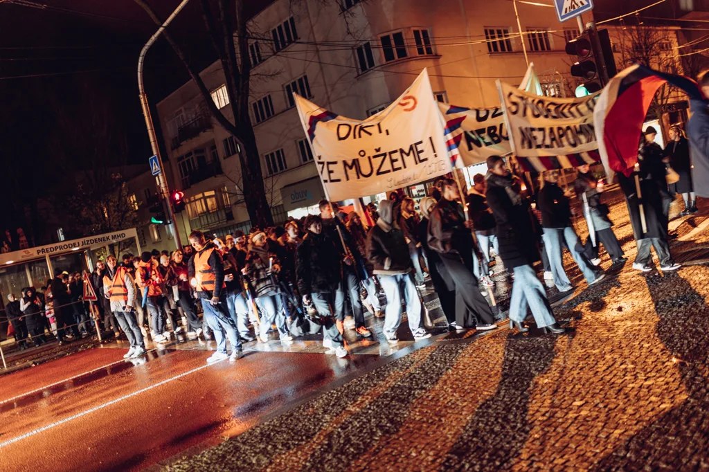 Studentský průvod s transparentem Díky, že můžeme prochází večerním Zlínem.